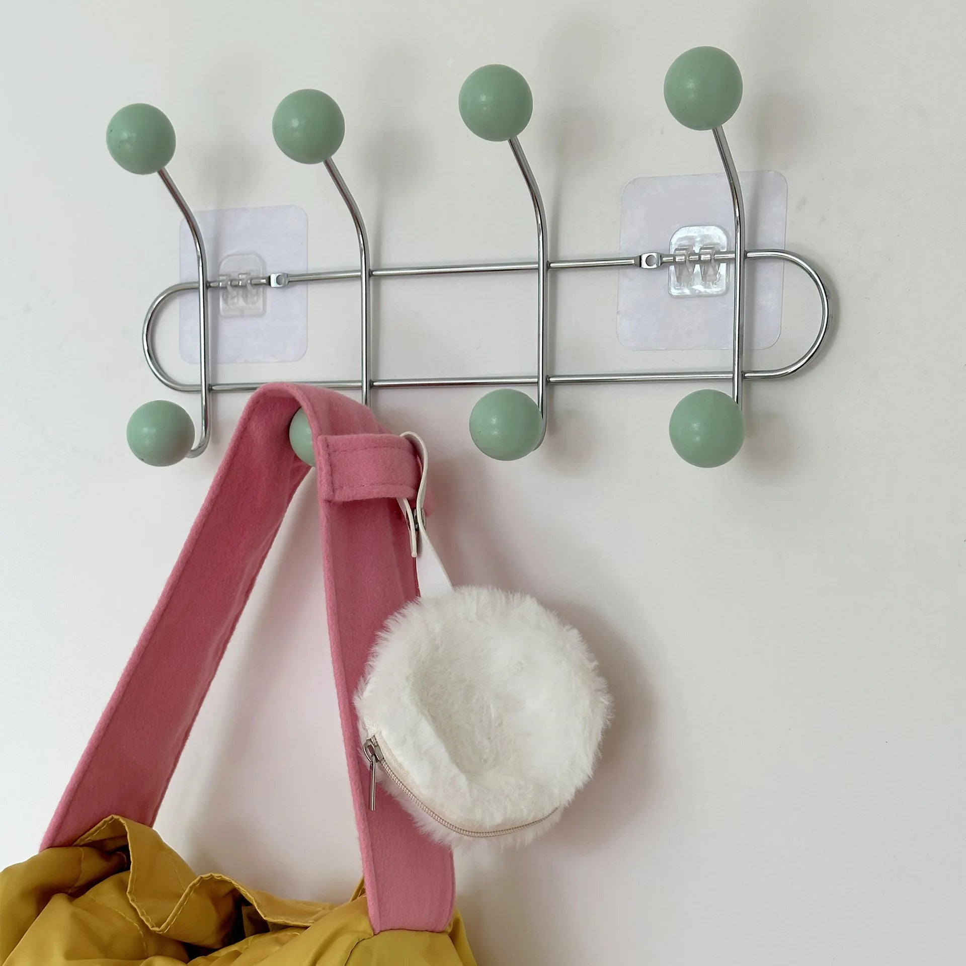 Sac suspendu sur un crochet de la patère murale