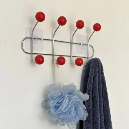 Serviette et éponge de bain suspendu sur les crochets de la patère murale