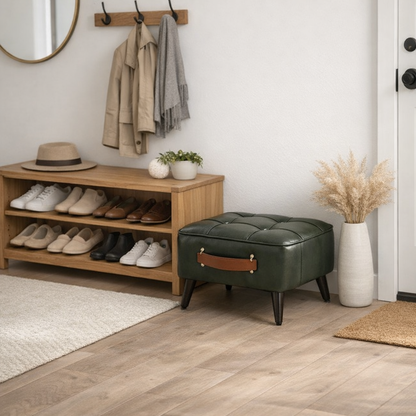 Tabouret coffre noir, posé dans une entrée moderne, pieds bois inclinés 