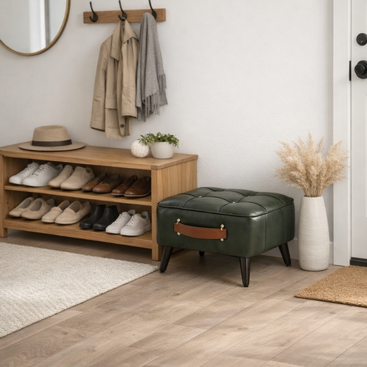 Tabouret coffre noir, posé dans une entrée moderne, pieds bois inclinés 