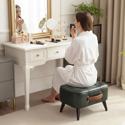  Personne assise sur un tabouret coffre rembourré, matelassée visible 