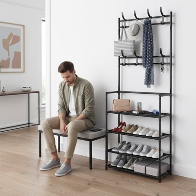 Homme assis sur un banc à coter de l'étagère à chaussures